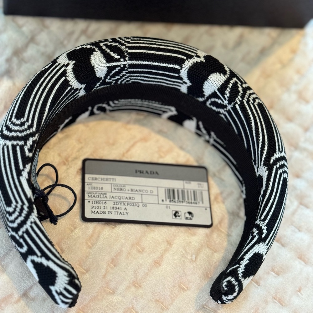 Prada Maglia Jacquard Nero & Blanco padded headband🖤add Italian sophistication 🖤 - Picture 3 of 15